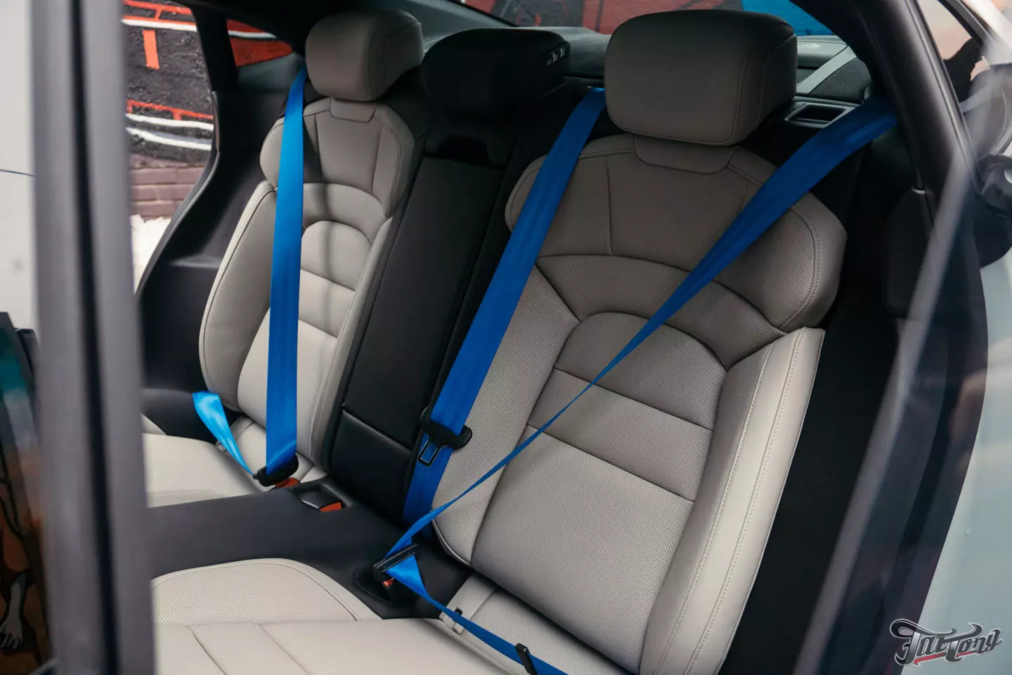 Цветные ремни и частичный окрас для Porsche Taycan